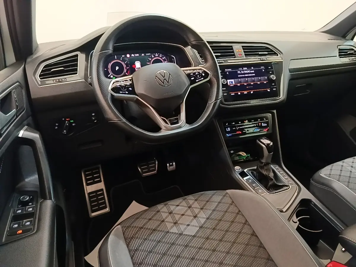 Intérieur du Volkswagen Tiguan 1.4 eHybrid 2023, vue tableau de bord et volant cuir multifonctions noir.