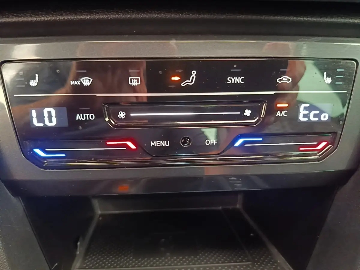Panneau de commande de climatisation digitale du Volkswagen Tiguan blanc, affichage température et réglages en mode Eco.