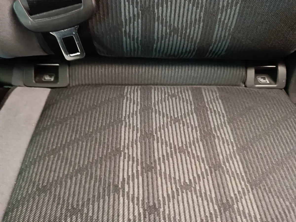 Gros plan sur la banquette arrière en tissu gris à motifs du Volkswagen Tiguan 1.4 eHybrid 2023.