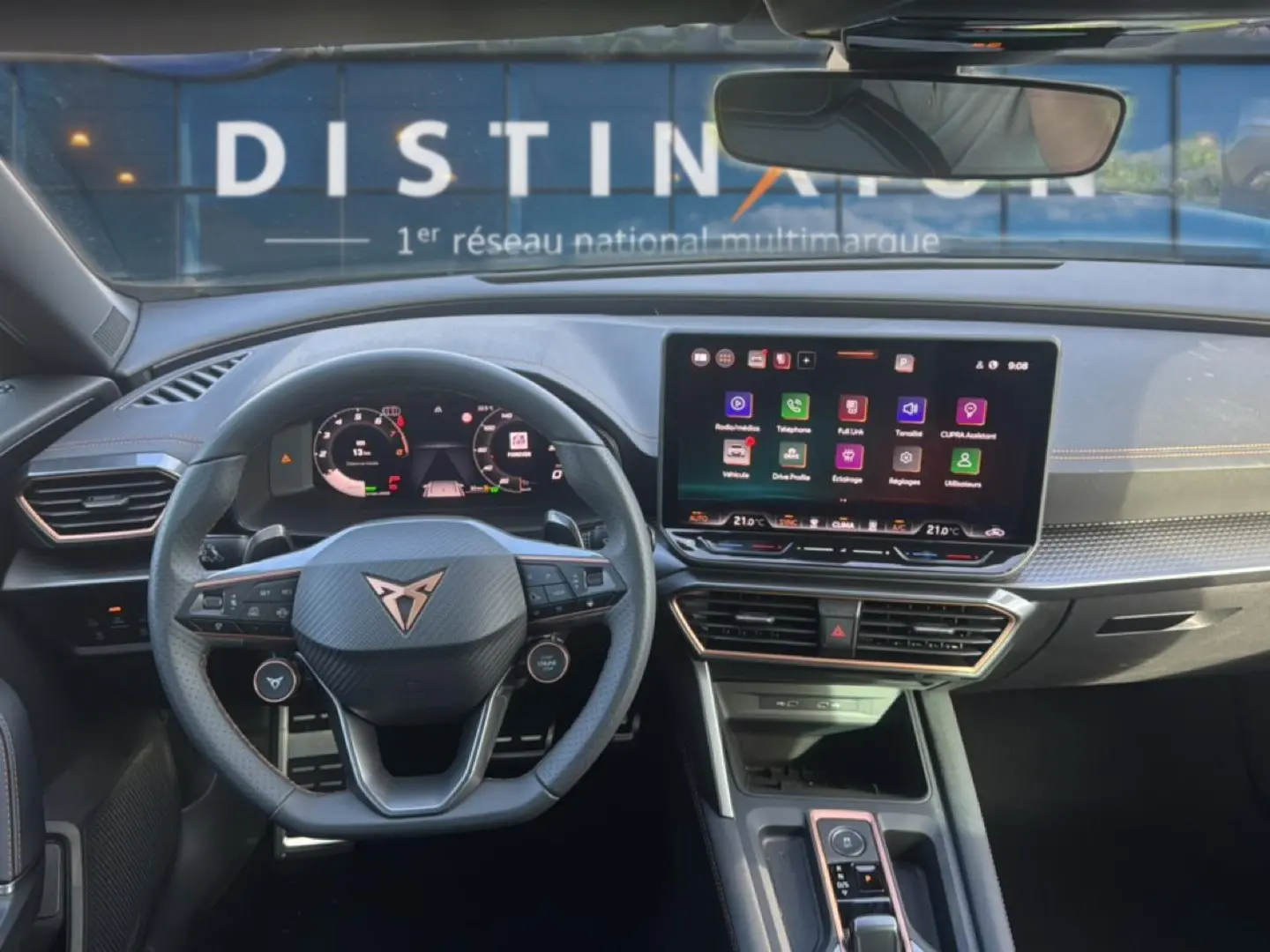 Vue intérieure frontale du tableau de bord et volant cuir noir du CUPRA Formentor 1.5 etsi hybrid 2026 avec écran tactile central.