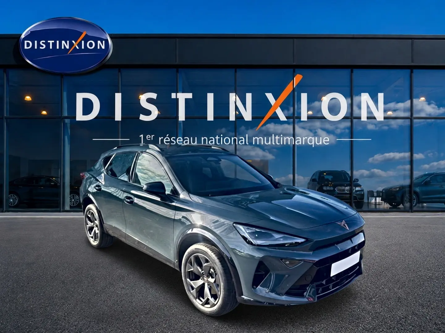 Vue 3/4 avant droit du CUPRA Formentor 1.5 etsi hybrid 150 DSG7 bleu fjord avec jantes 18 pouces devant un showroom.