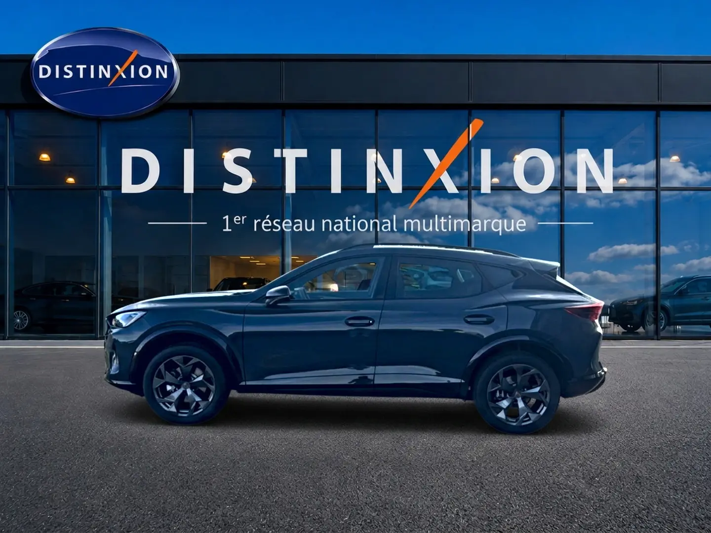 Profil droit du CUPRA Formentor 1.5 etsi hybrid 150 DSG7 en bleu fjord devant une vitrine Distinxion.