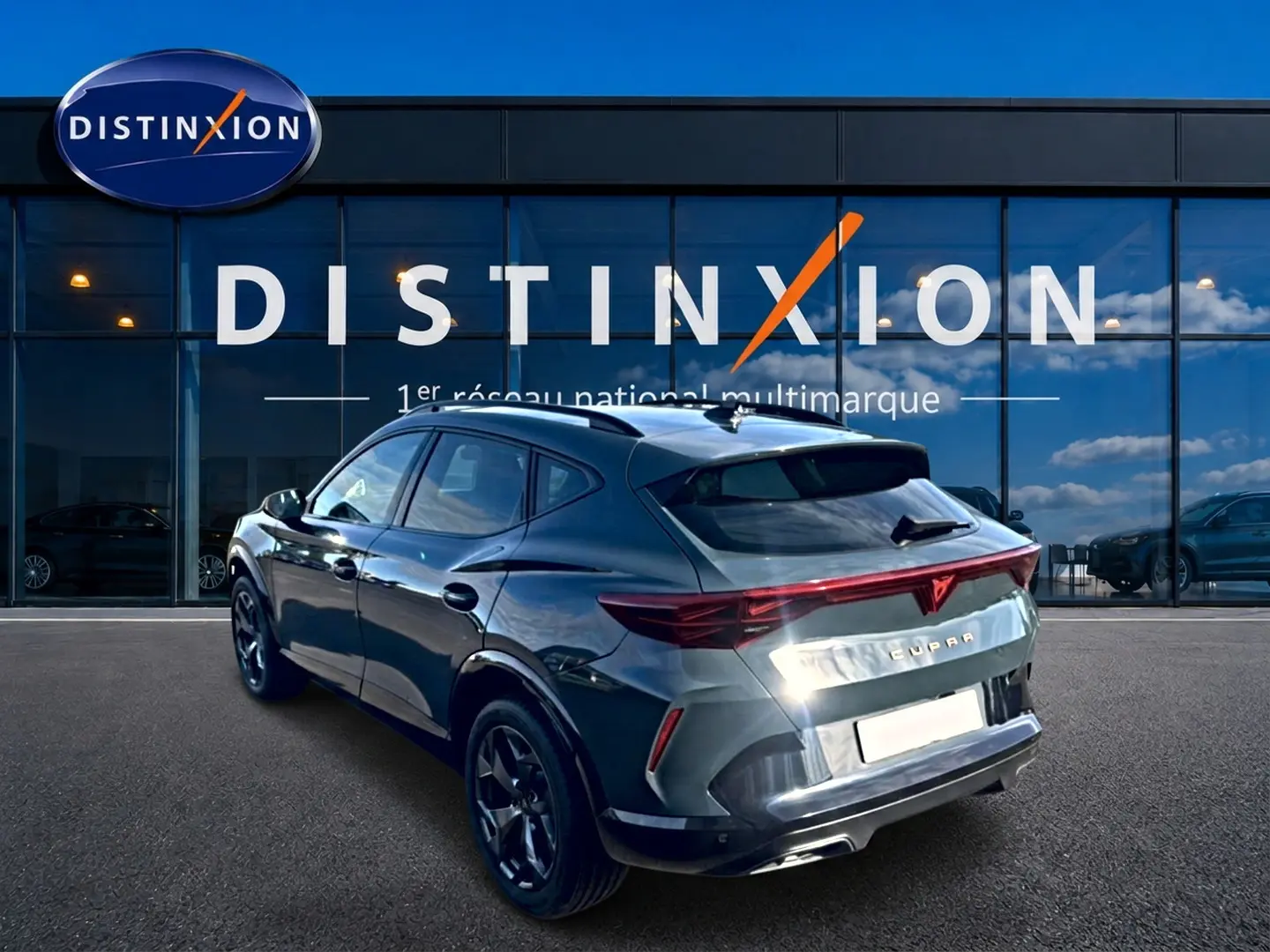 Vue 3/4 arrière droite d’un CUPRA Formentor 1.5 etsi hybrid bleu fjord avec feux arrière LED et jantes 18 pouces noires.