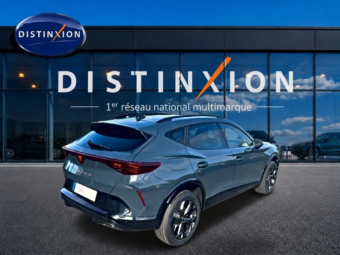 Vue 3/4 arrière droite d’un CUPRA Formentor bleu fjord 2026 avec jantes noires et feux arrière LED distinctifs.