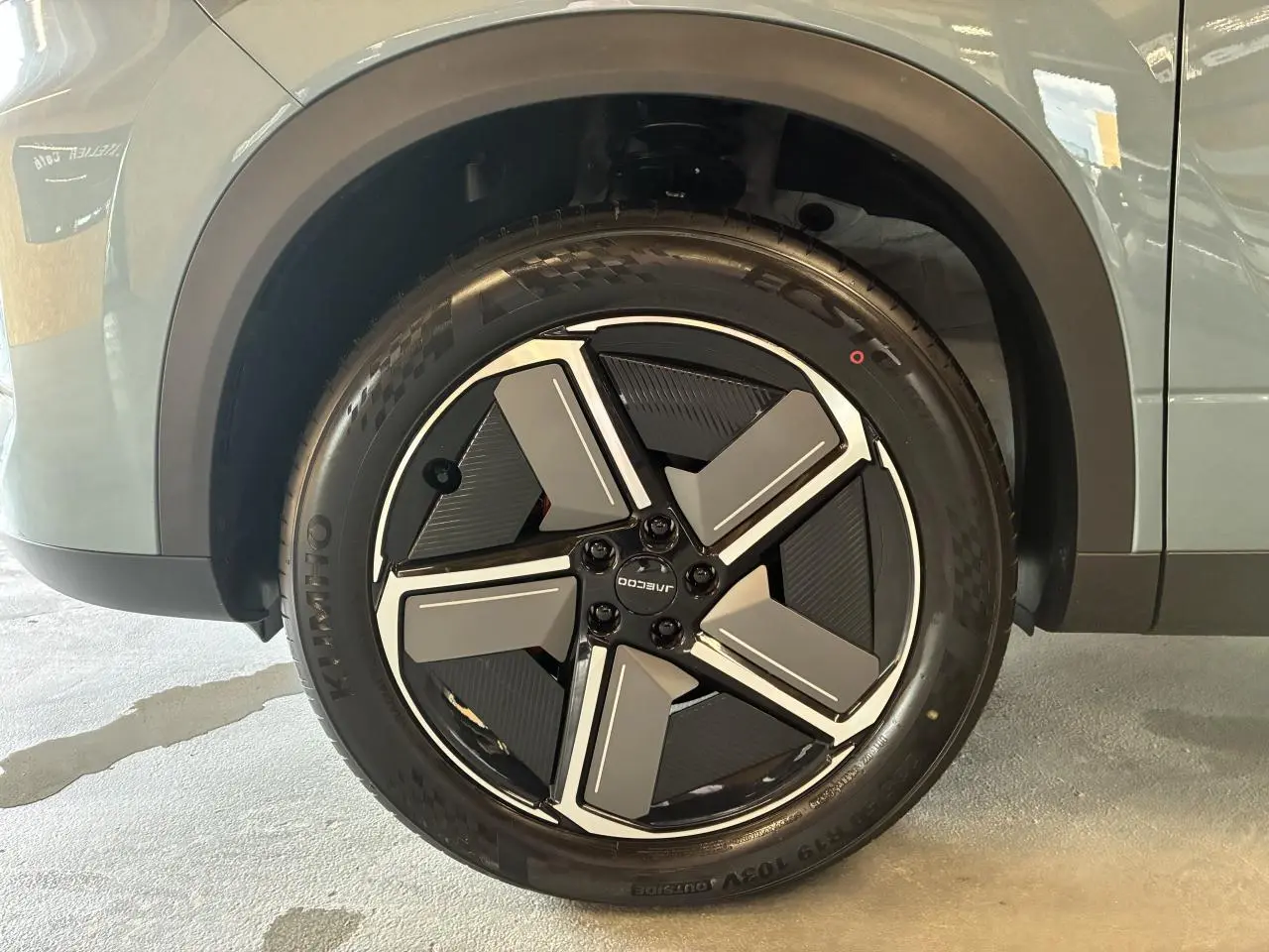 Gros plan sur la roue avant gauche du SUV JAECOO J7 gris olive, avec jante alliage 19 pouces au design moderne.