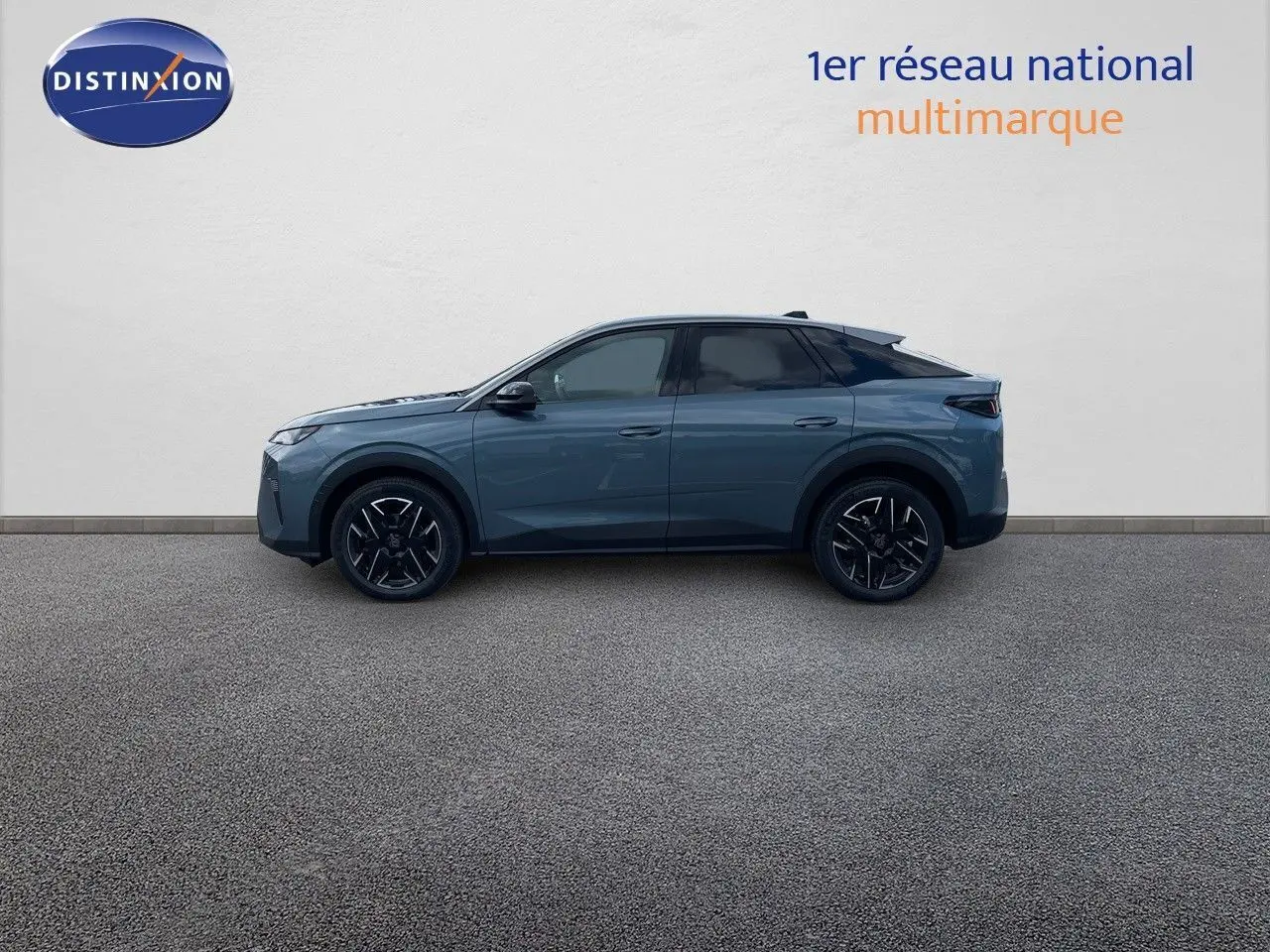 Profil côté gauche d'un Peugeot 3008 Hybrid 136ch Allure en bleu Ingaro Metal avec jantes noires sur fond neutre.