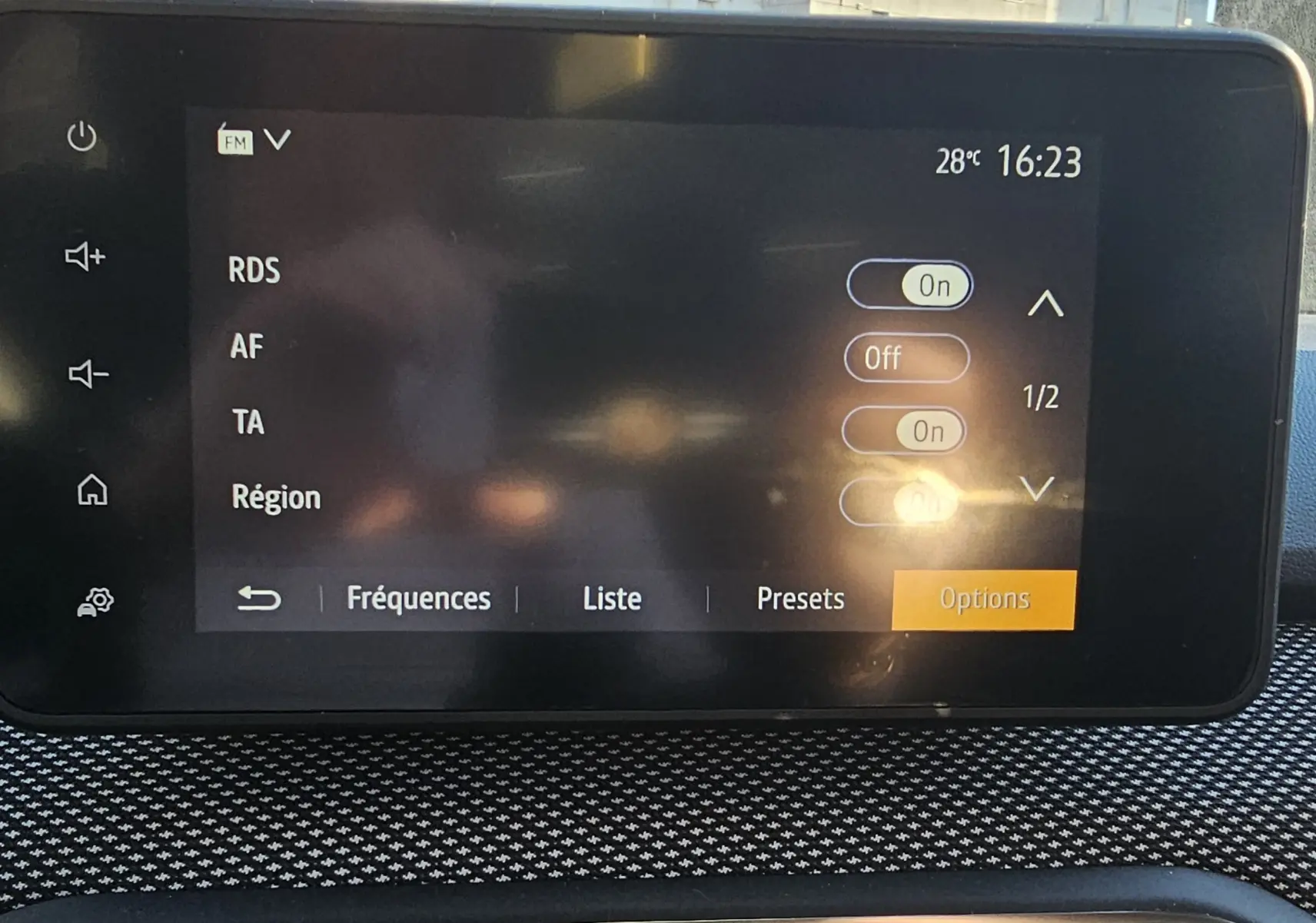 Écran tactile central de la Dacia Sandero III 2022 affichant les options radio avec tableau de bord noir texturé.