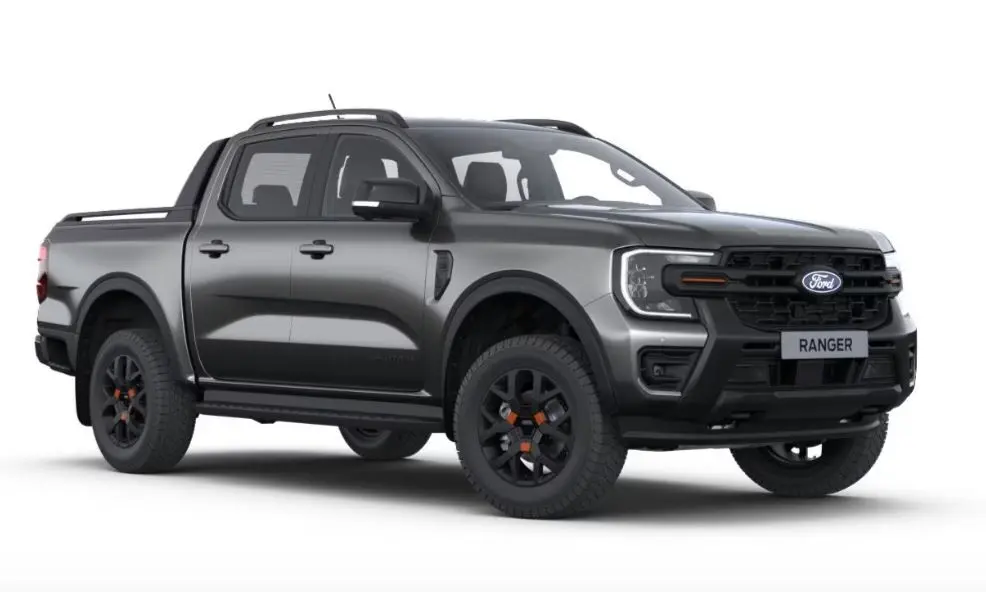 Vue 3/4 avant droite du Ford Ranger Double Cabine gris métallisé avec jantes noires et détails orange, look robuste tout-terrain.