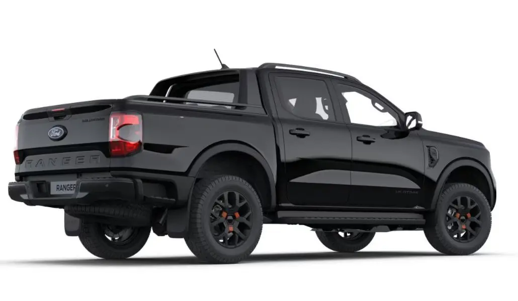 Vue 3/4 arrière droite du Ford Ranger Double Cabine Wildtrak noir, avec jantes noires et suspension tout-terrain.