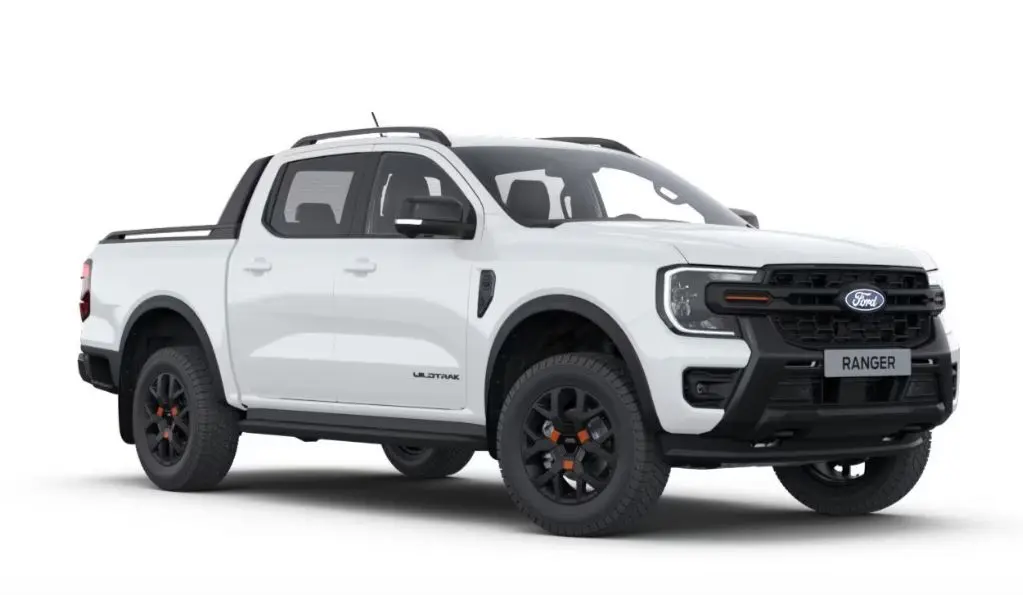 Ford Ranger Double Cabine Wildtrak blanc en vue 3/4 avant droit avec jantes noires et détails orange.