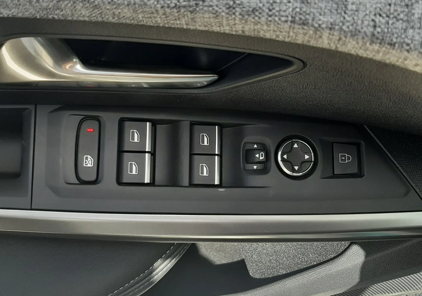 Gros plan sur les commandes de lève-vitres et rétroviseurs côté gauche de la porte d’un Peugeot 3008 2026.