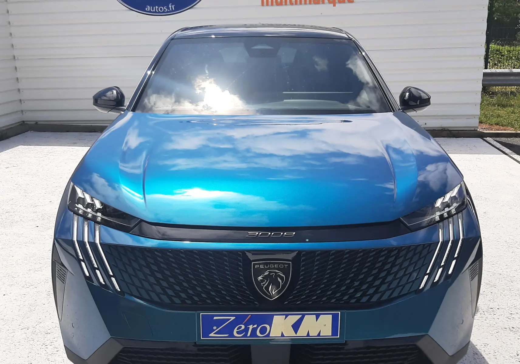 Vue frontale du Peugeot 3008 1.2 Hybrid GT 2026 en bleu Obsession, avec calandre noire et feux LED distinctifs.