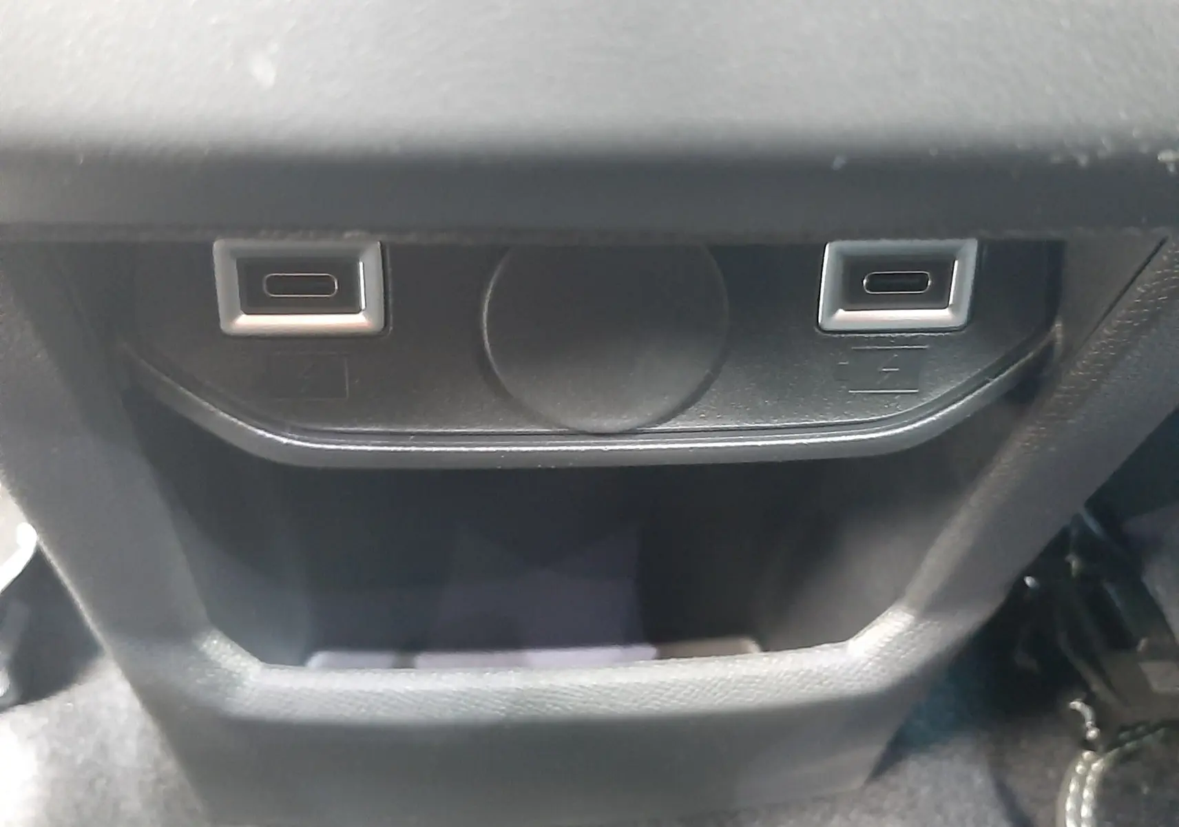 Gros plan sur deux ports USB-C situés dans le rangement central arrière du Peugeot 3008 Hybrid 2026.