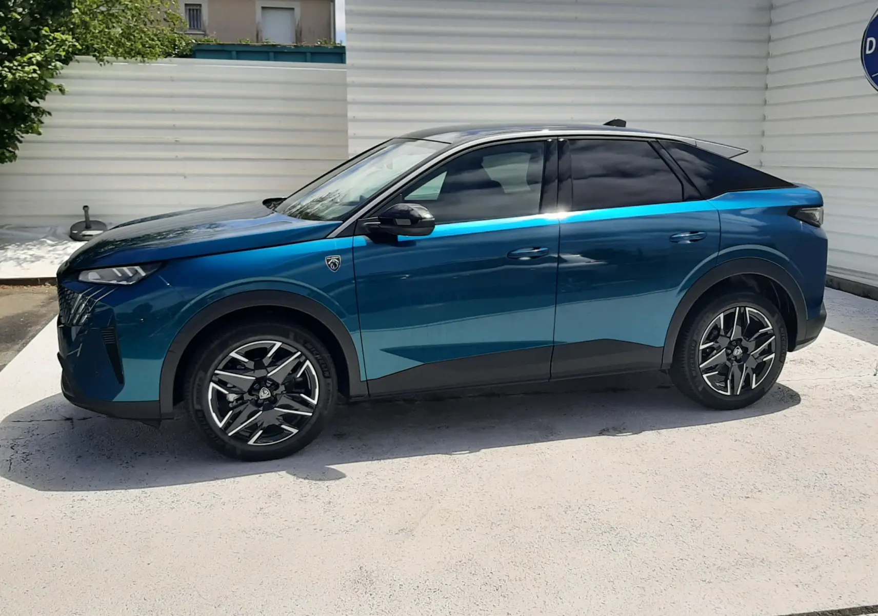 Peugeot 3008 1.2 Hybrid 145ch GT bleu obsession, vue profil côté gauche, jantes alliage et toit noir contrasté.