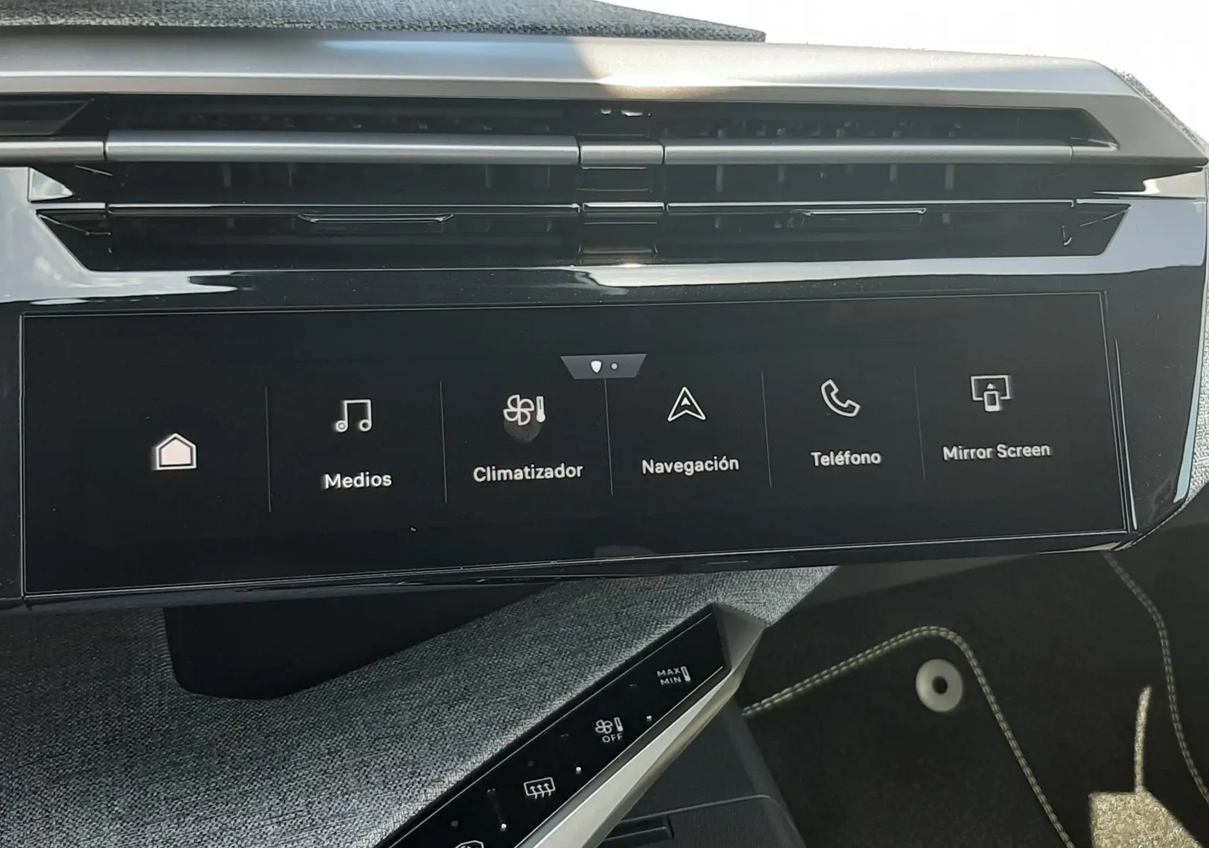 Vue rapprochée de la console centrale du Peugeot 3008 1.2 Hybrid 145ch GT 2026, avec écran tactile et commandes climatisation.