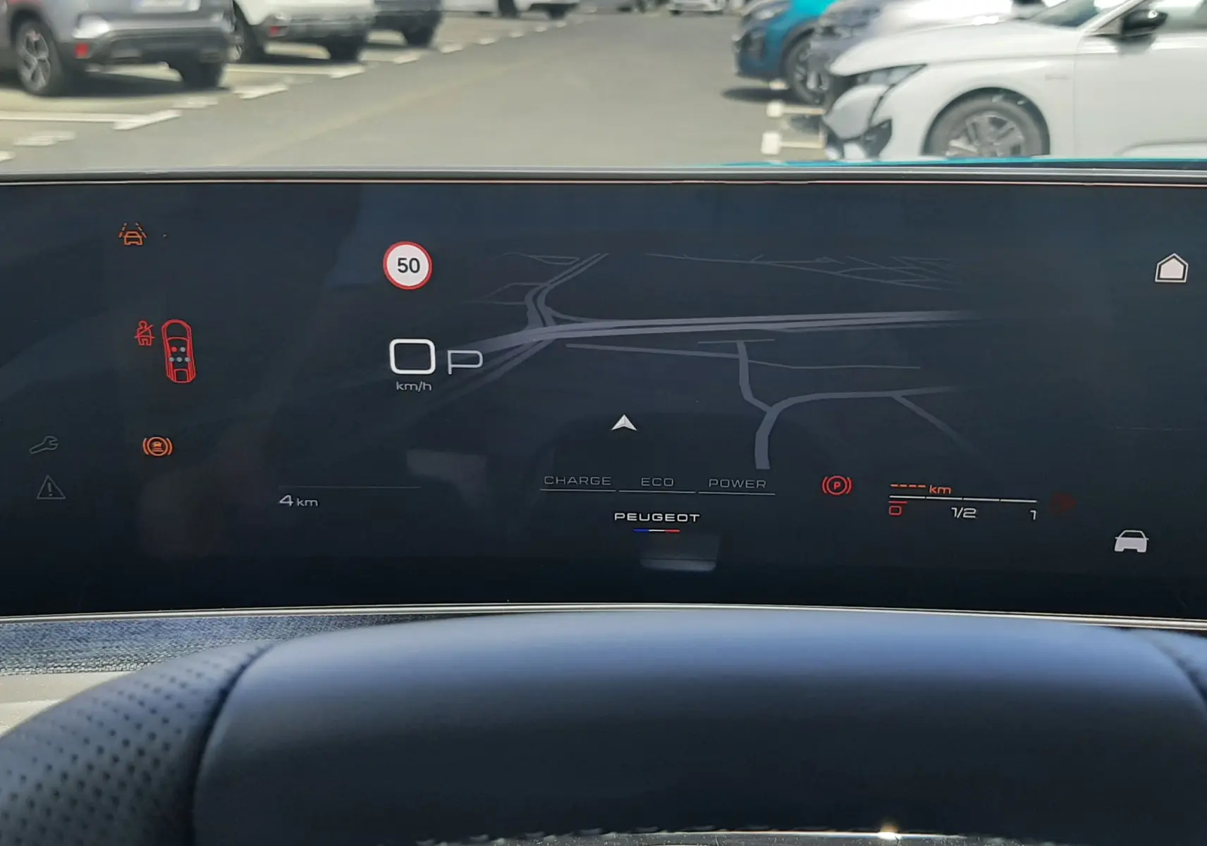 Vue intérieure du tableau de bord numérique du Peugeot 3008 Bleu Obsession 2026, affichant la navigation et l'état hybride.