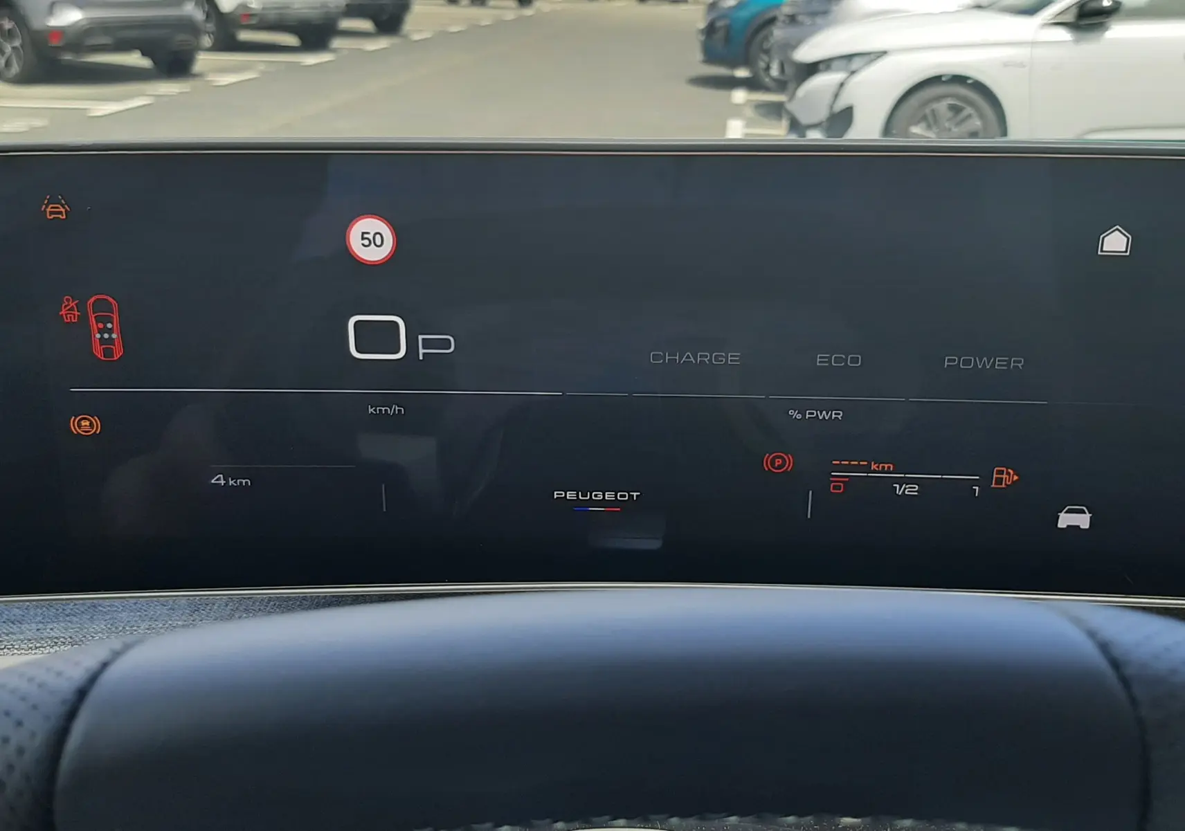 Vue intérieure du tableau de bord numérique du Peugeot 3008 1.2 Hybrid 145ch GT, affichage d'informations de conduite.