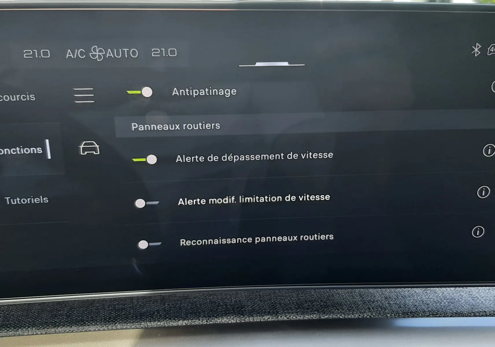 Peugeot 3008 1.2 Hybrid 145ch GT bleu obsession, vue intérieure sur l'écran tactile central des réglages d'aide à la conduite.