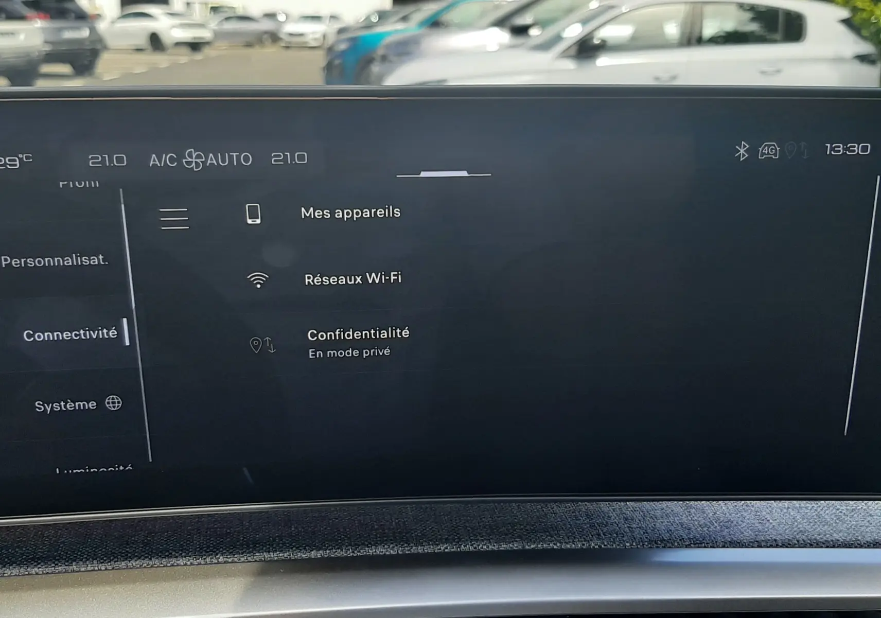 Écran tactile central du Peugeot 3008 1.2 Hybrid 145ch GT 2026, affichant les réglages de connectivité et Wi-Fi.