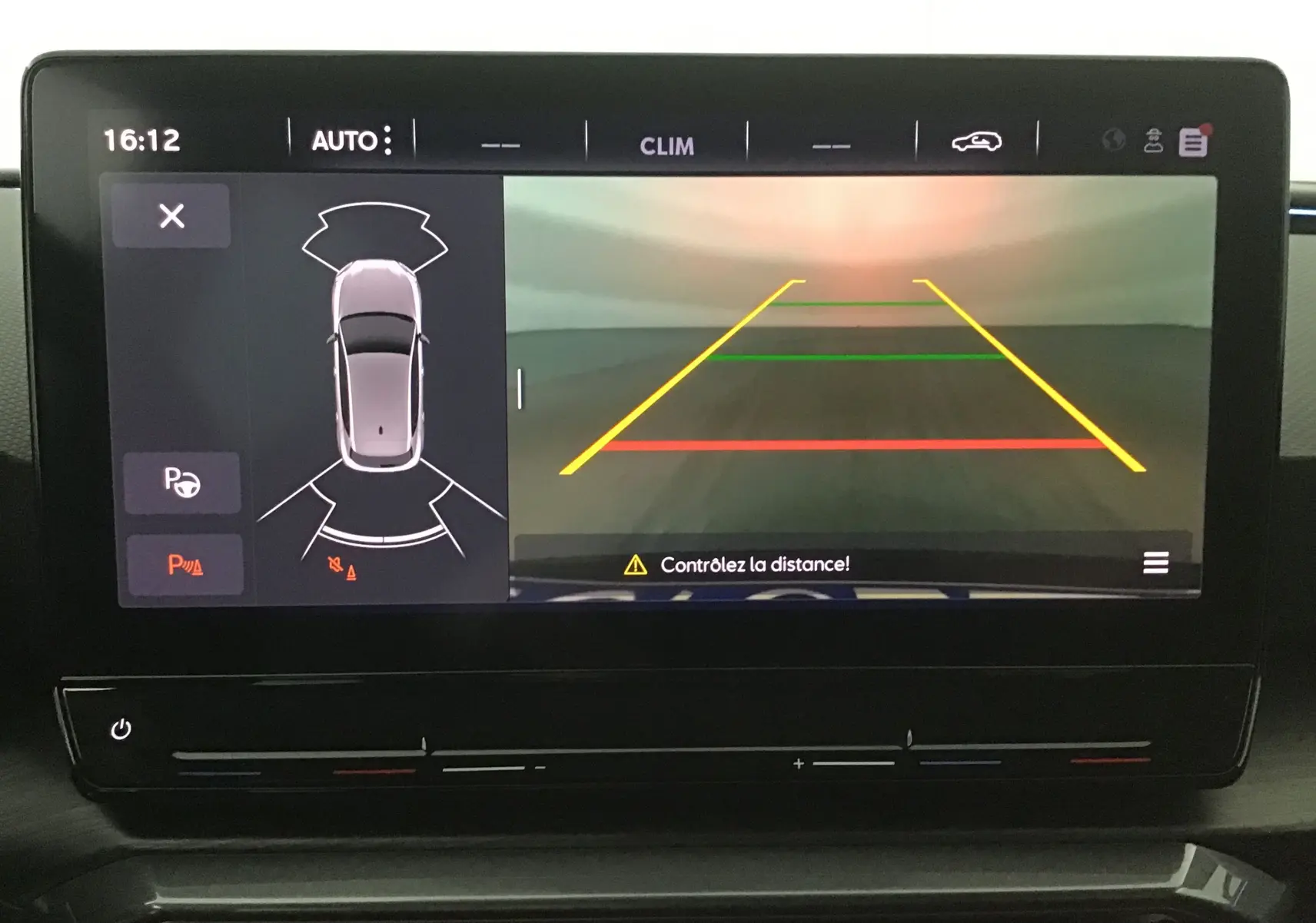 Écran central de la CUPRA Leon 2023 montrant l'affichage caméra de recul avec lignes de guidage colorées.