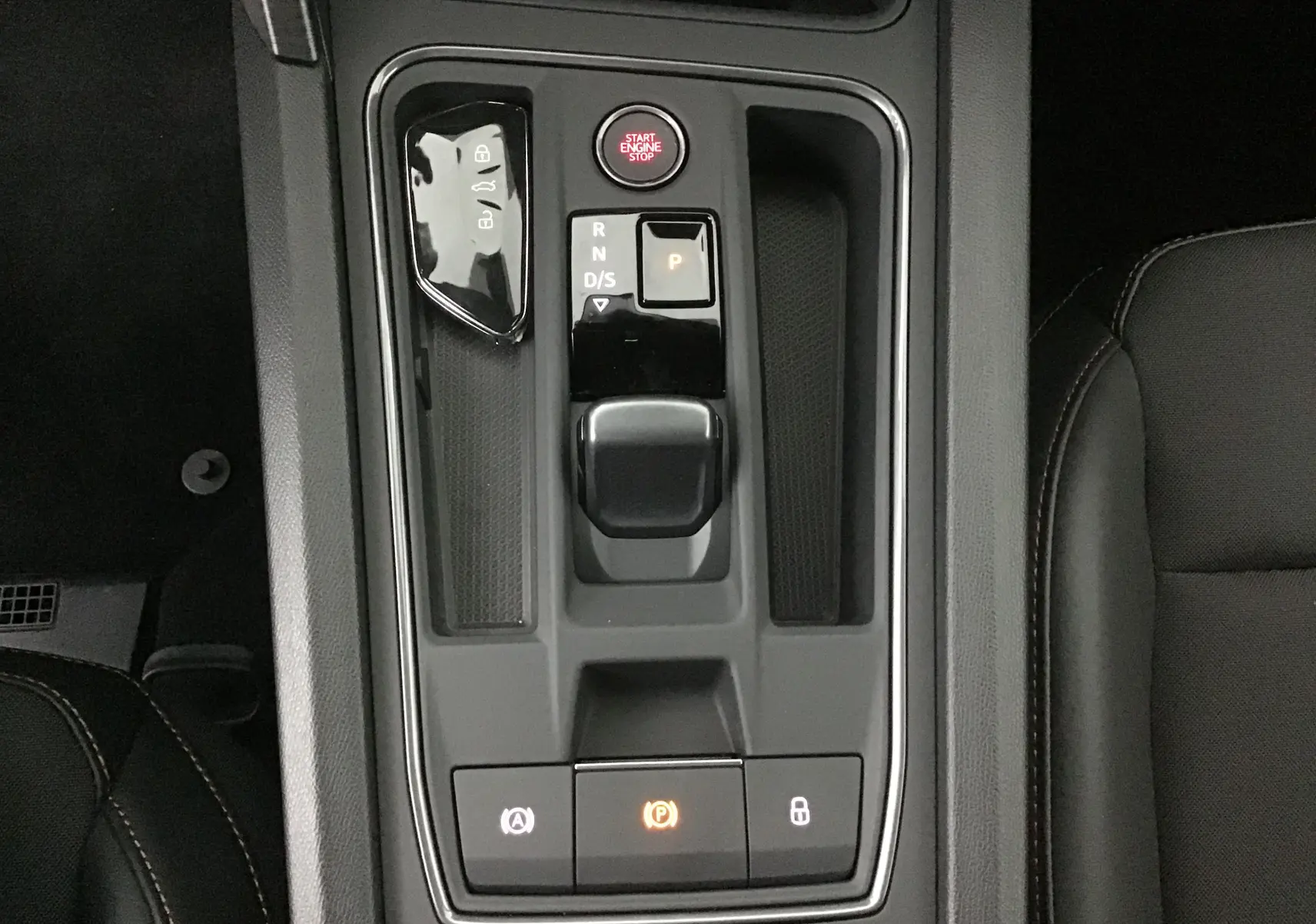 Vue plongeante sur la console centrale noire du CUPRA Leon 2023, avec sélecteur de boîte automatique et bouton start/stop.