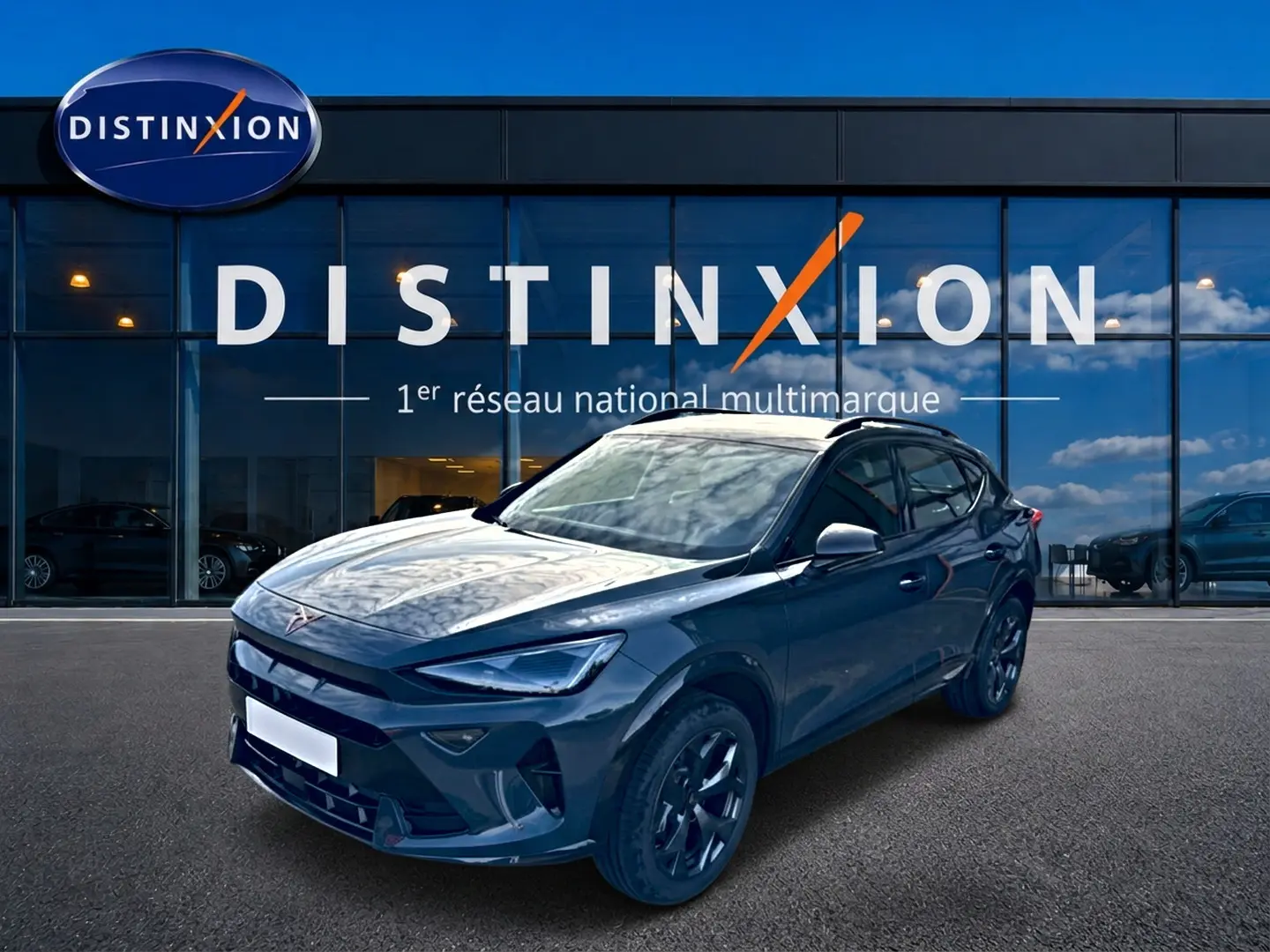 Vue 3/4 avant d'un CUPRA Formentor 1.5 etsi hybrid bleu fjord avec jantes noires devant un showroom Distinxion.