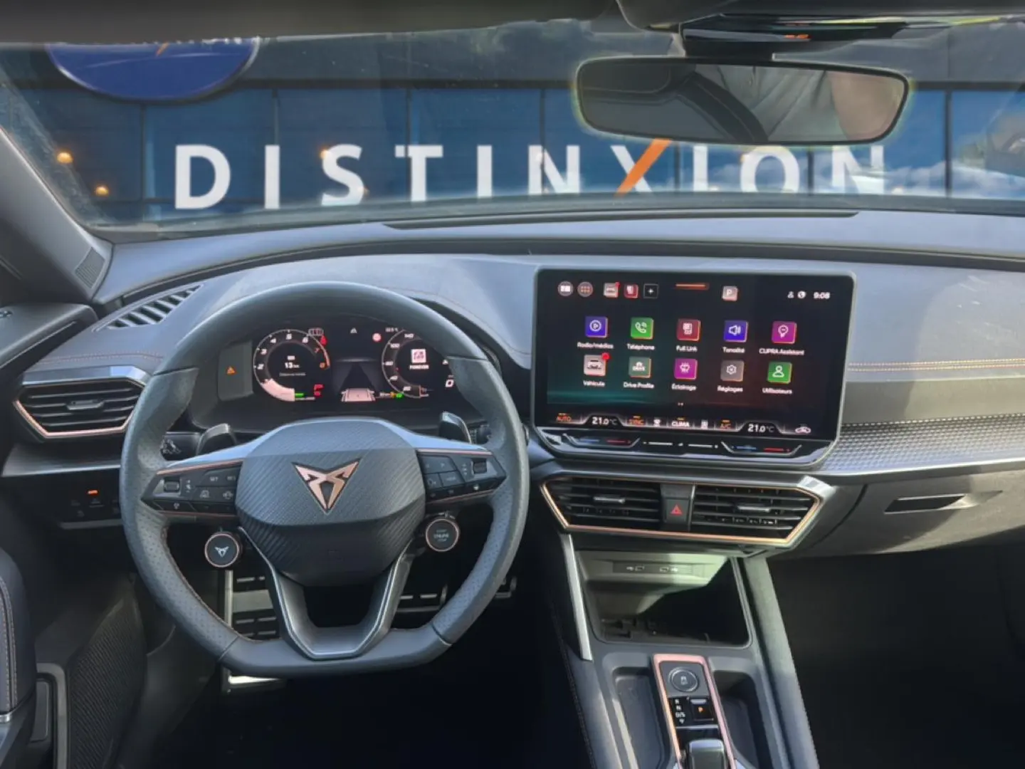 Intérieur de la CUPRA Formentor 2026 vu de face, volant cuir sport et écran tactile multifonction lumineux.