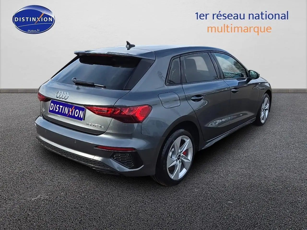 Audi A3 Sportback gris Daytona vue 3/4 arrière droit avec jantes 17 pouces et feux LED distinctifs