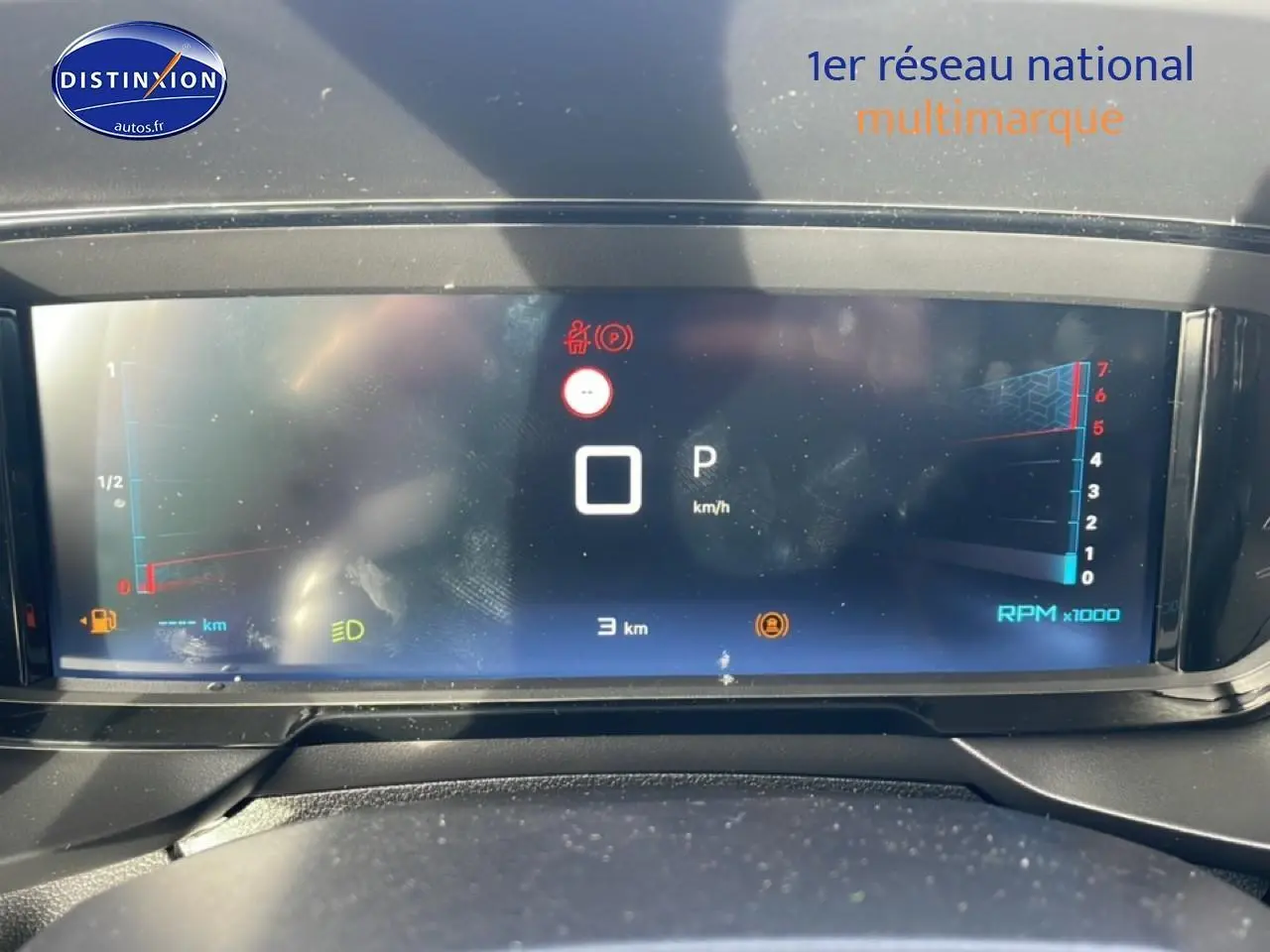 Affichage numérique du tableau de bord du Citroën Berlingo 2025 montrant la vitesse à 0 km/h et le régime moteur.