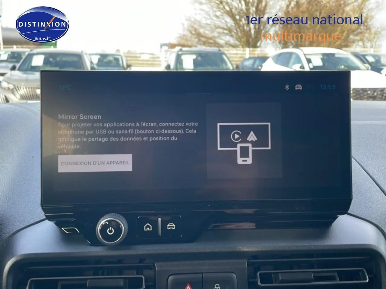 Écran tactile central du tableau de bord du Citroën Berlingo gris Artense, vue frontale rapprochée.