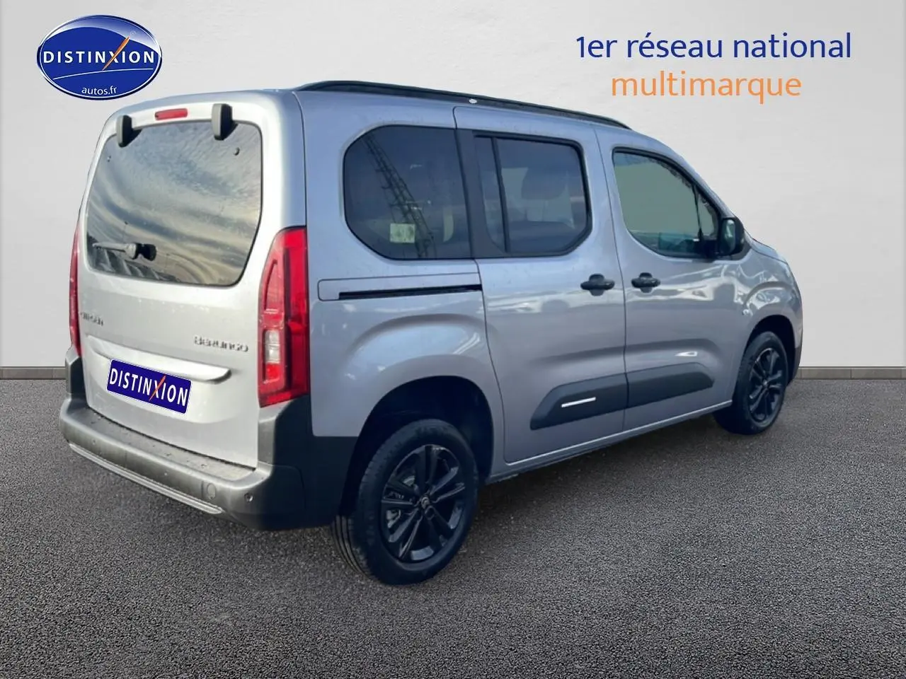Vue 3/4 arrière droite d’un Citroën Berlingo gris Artense avec portes latérales coulissantes et jantes alu noires.