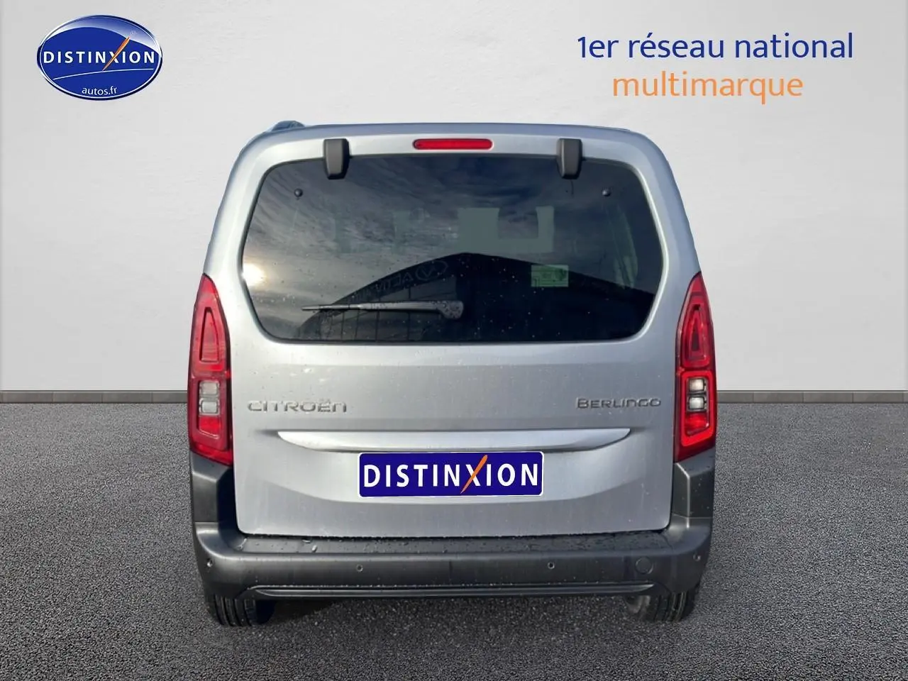 Vue arrière du Citroën Berlingo gris Artense 2025 avec hayon et feux arrière verticaux visibles.