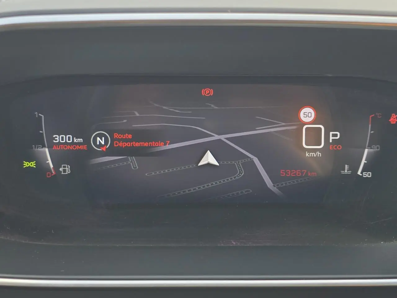 Affichage numérique du tableau de bord Peugeot 208 GT Pack, montrant la navigation et l'autonomie essence.