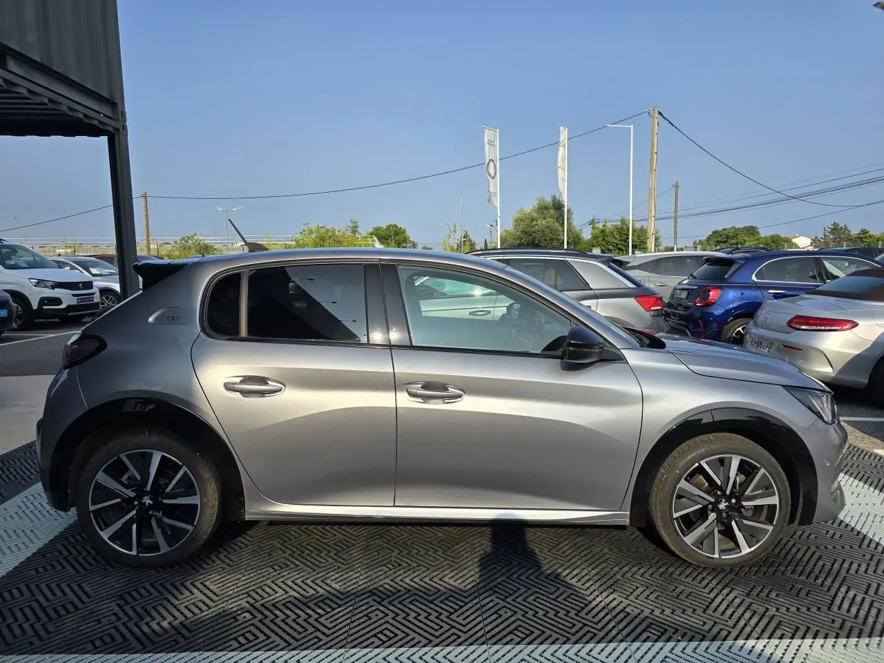 Peugeot 208 grise vue de profil côté gauche, avec jantes alliage 17'' et toit Black Diamond noir.