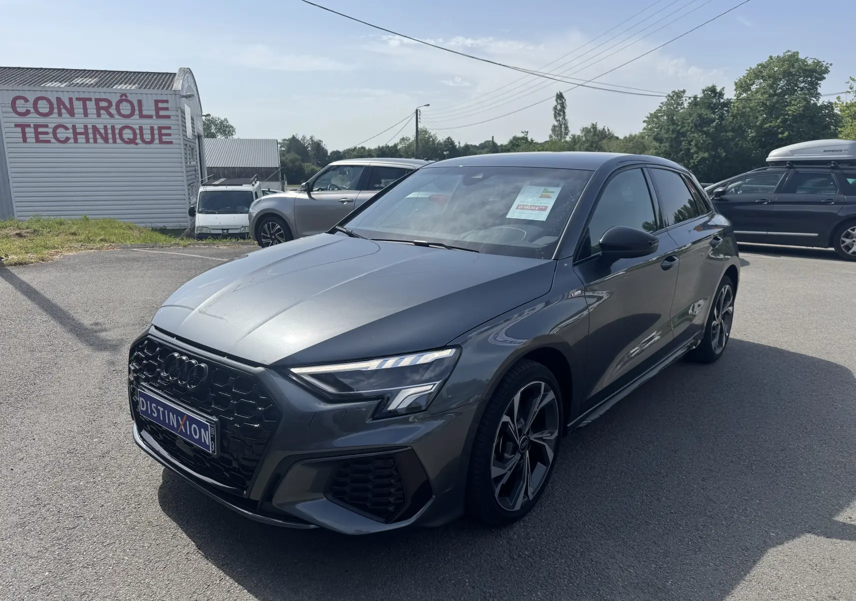 Audi A3 Sportback TDI 2.0 S-Line gris vue 3/4 avant droit, avec calandre noire et jantes sportives distinctives.