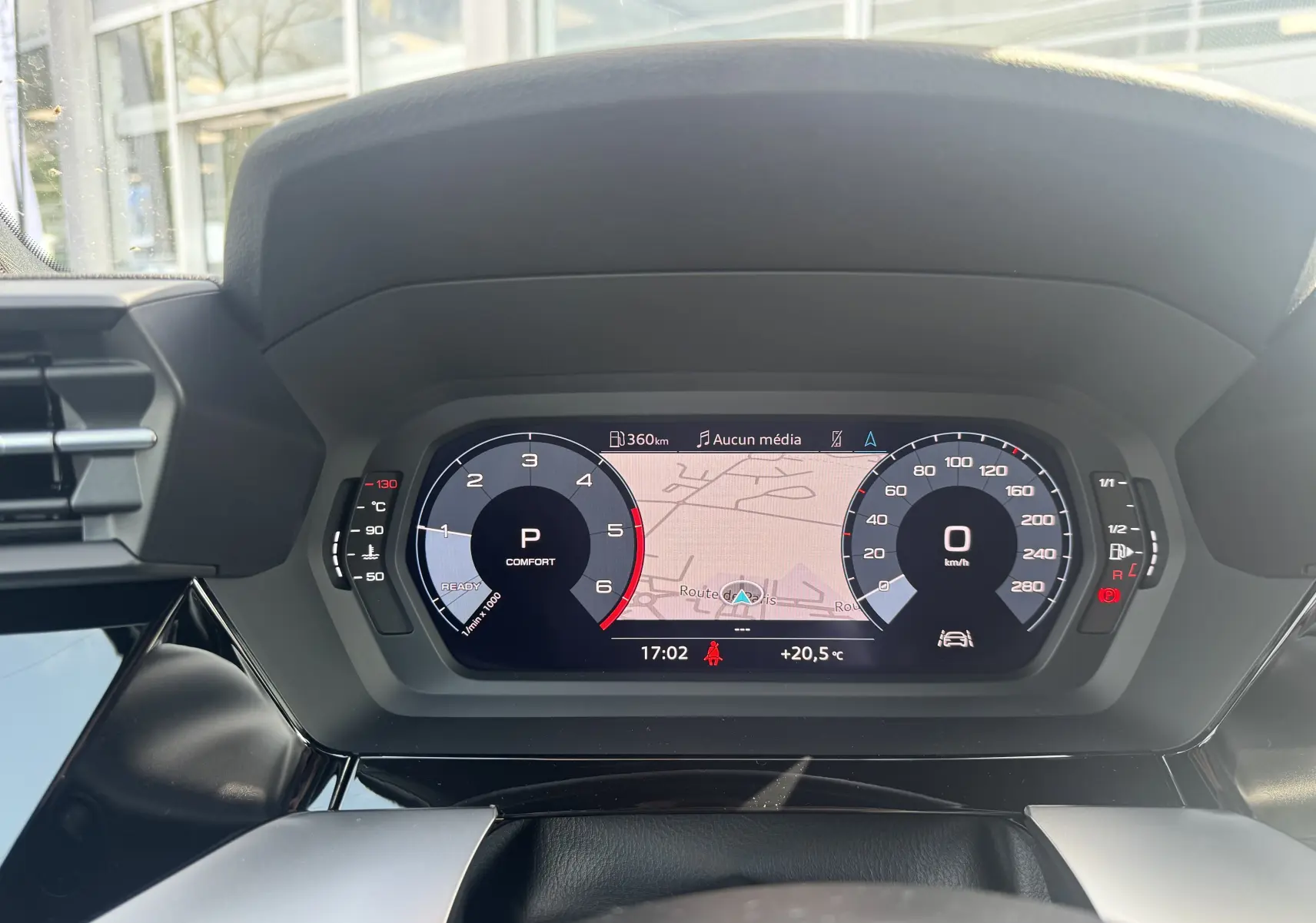 Tableau de bord numérique de l'Audi A3 Sportback TDI 2.0 S-Line 2023 affichant la navigation et les compteurs.