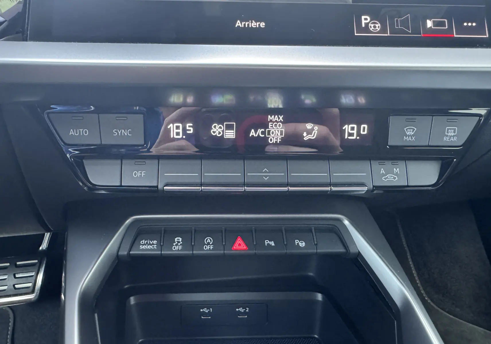 Tableau de bord de l'Audi A3 Sportback TDI 2.0 S-Line 2023, affichage numérique de la climatisation et commandes tactiles.