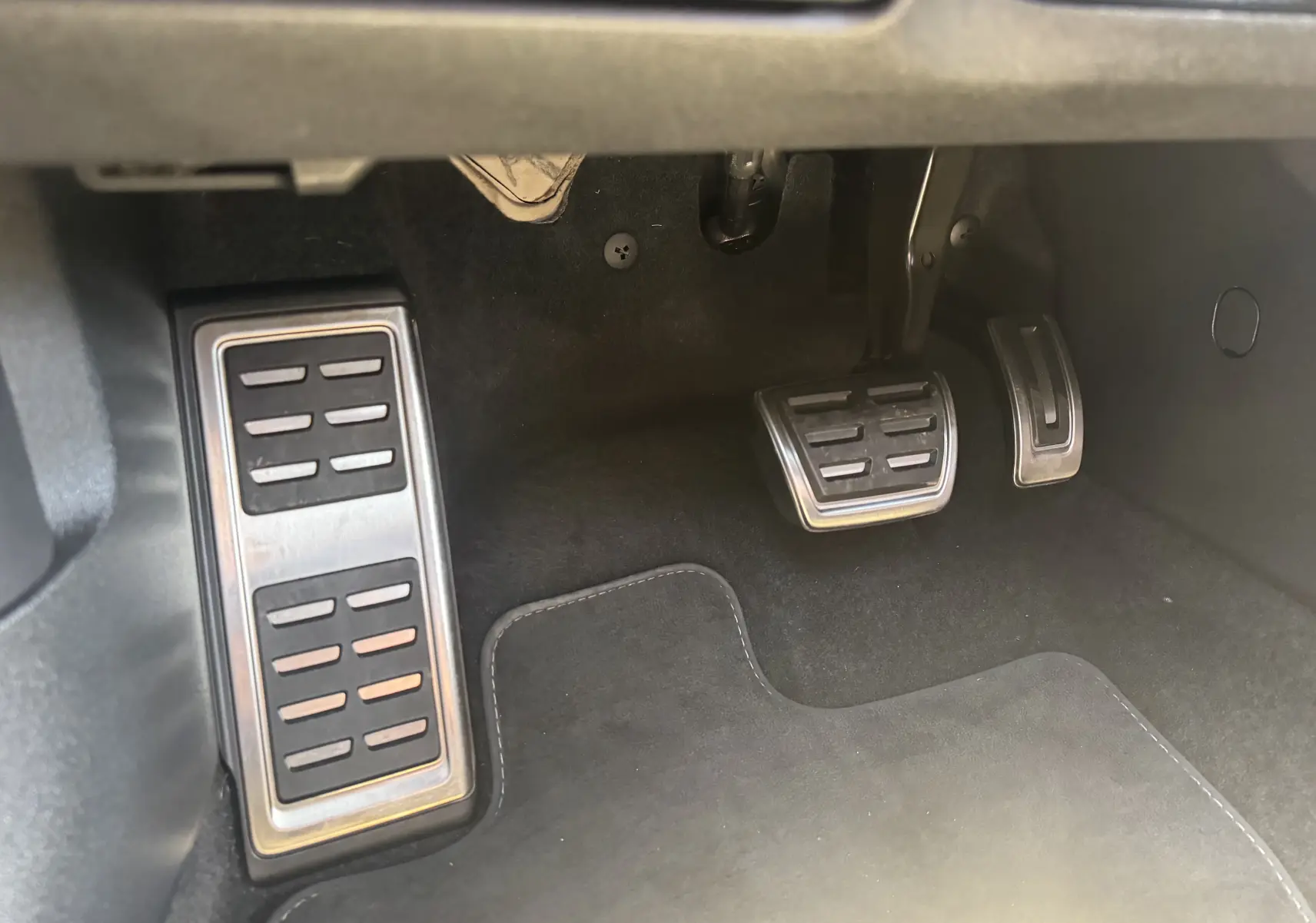 Vue rapprochée des pédales en aluminium brossé de l'Audi A3 Sportback TDI 2.0 S-Line 2023, côté conducteur.