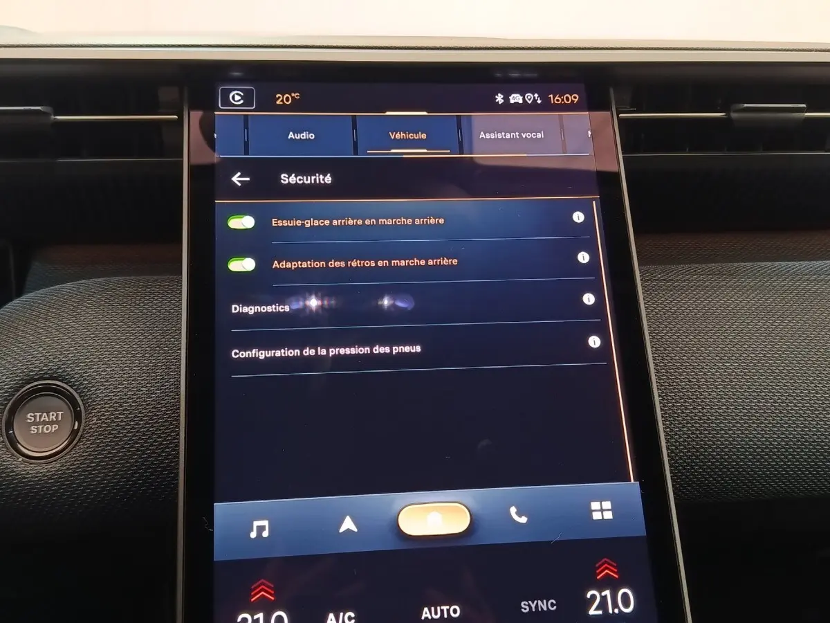 Écran tactile central affichant les réglages de sécurité du véhicule Citroën C5 Hybride, intérieur noir avec bouton Start/Stop visible.