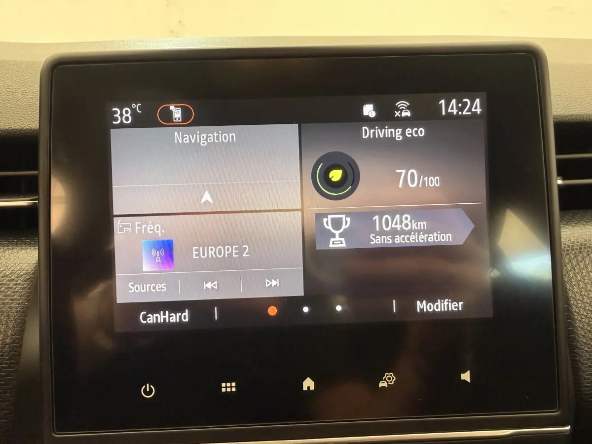 Écran tactile central de la Renault Clio Business E-Tech hybride 2022 affichant navigation et score éco conduite.