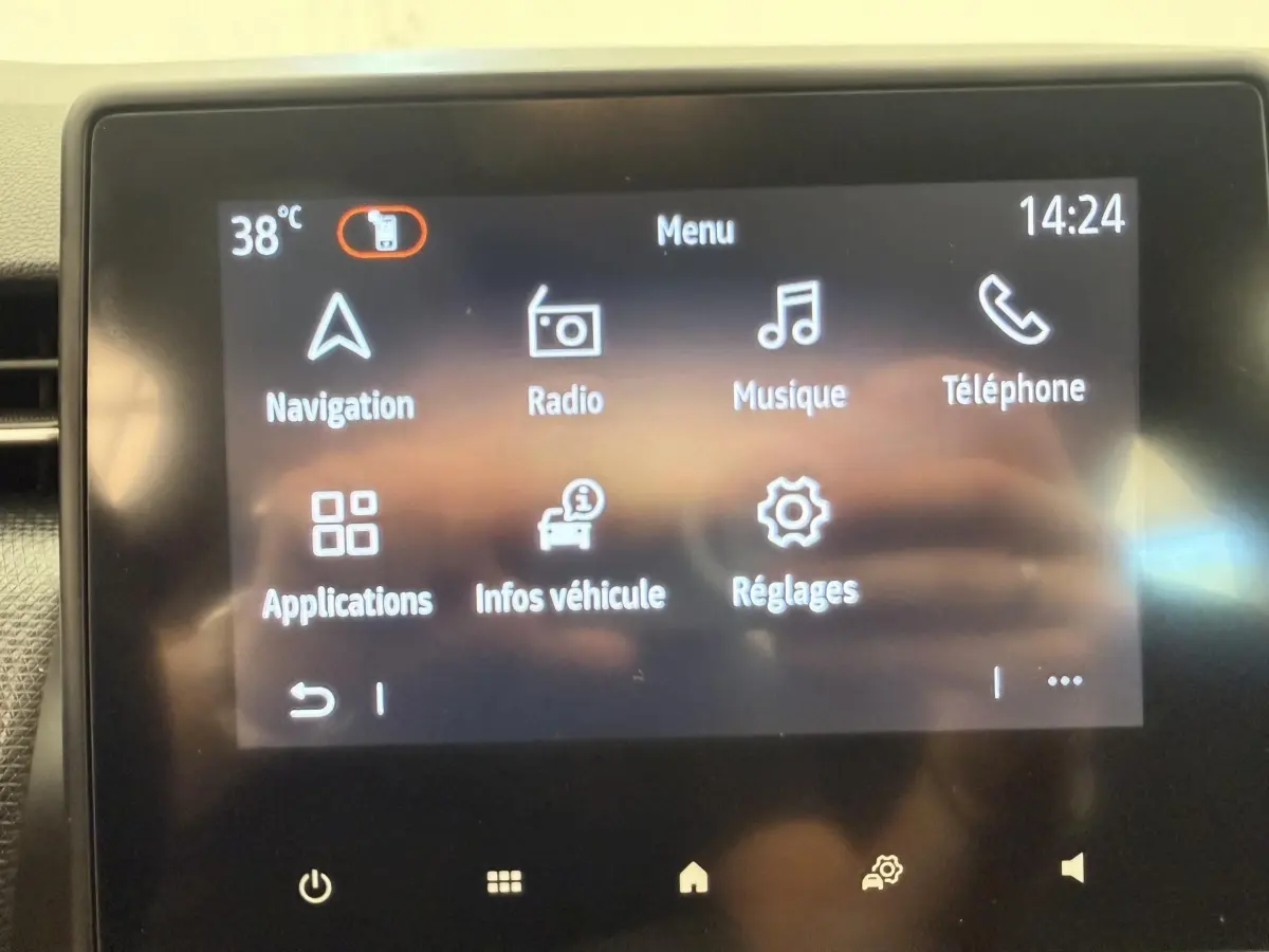 Écran tactile central de la Renault Clio Business E-Tech hybride 2022 affichant le menu principal avec navigation et radio.