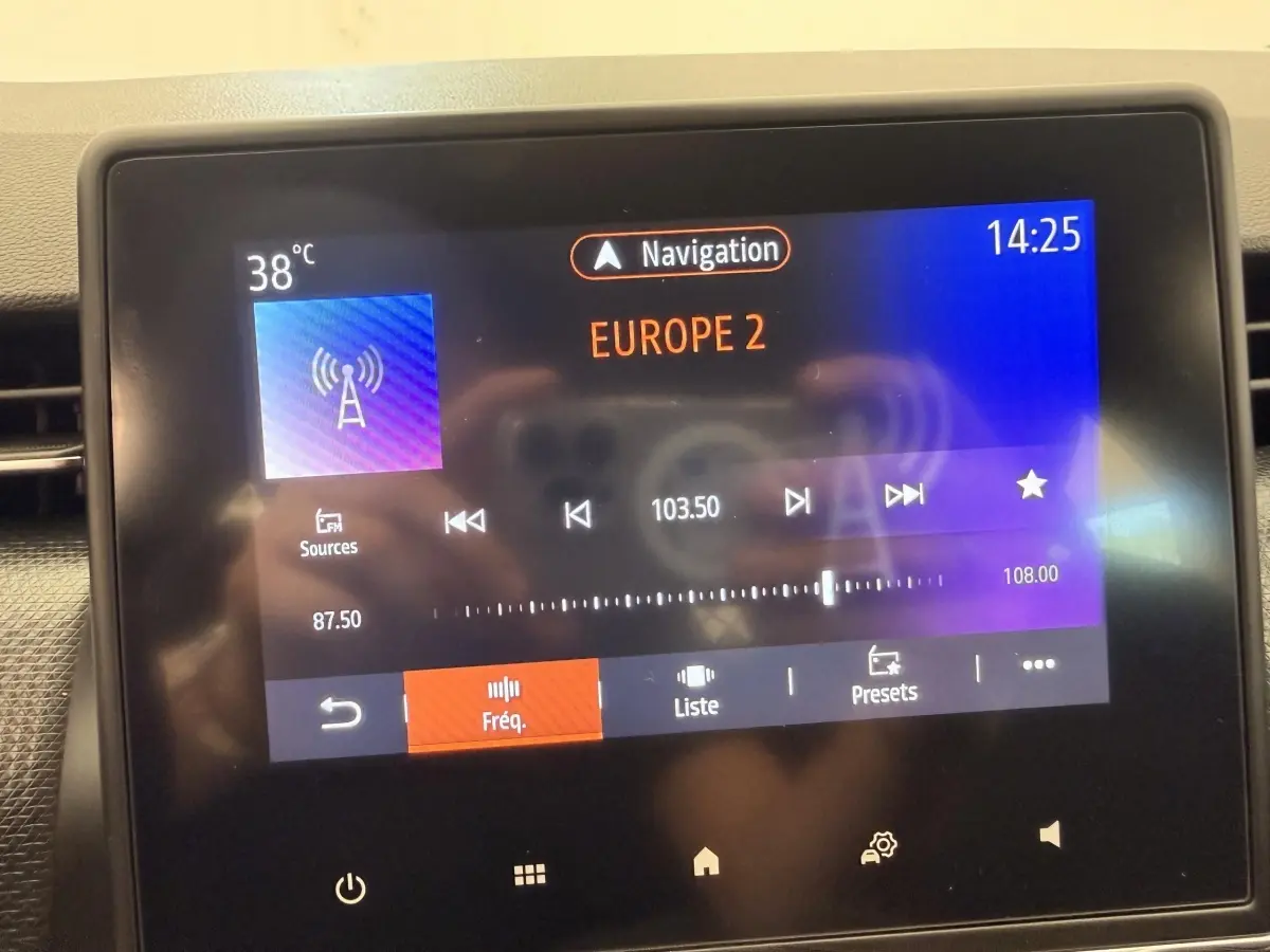 Écran tactile central de la Renault Clio Business E-Tech hybride 2022 affichant la radio et la navigation.