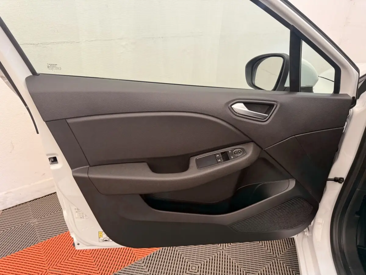 Vue intérieure de la porte avant gauche noire d'une Renault Clio Business E-Tech hybride blanche de 2022.