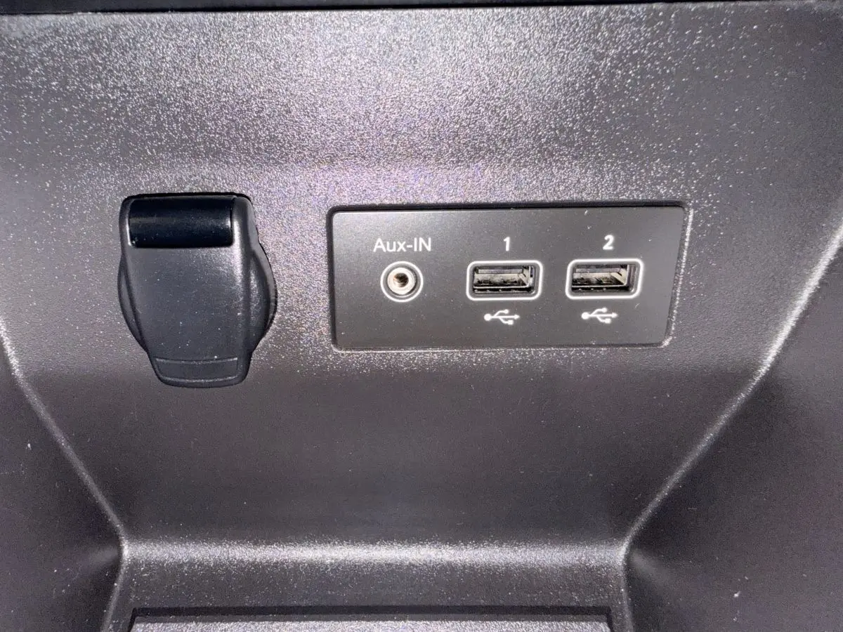 Prise USB double et port Aux-In noir dans l’habitacle de la Renault Clio Business E-Tech hybride 2022.