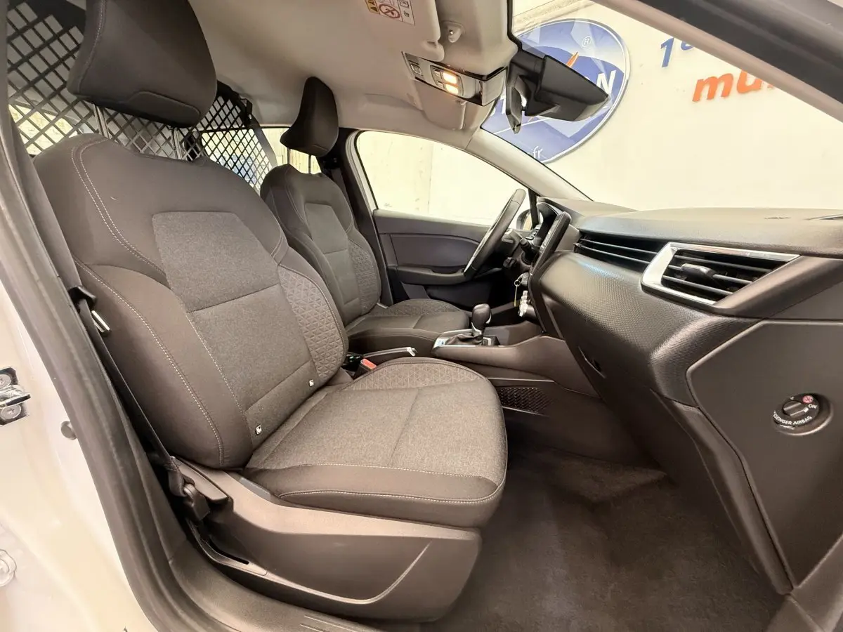 Vue intérieure côté gauche de la Renault Clio Business E-Tech hybride 2022 avec sièges tissu gris et tableau de bord noir.