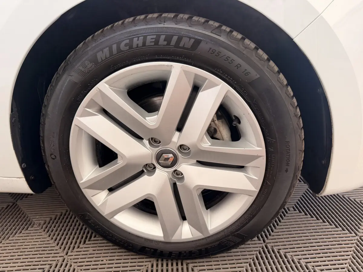 Gros plan sur la roue avant droite blanche d'une Renault Clio Business E-Tech hybride 2022 avec jante alliage et pneu Michelin.