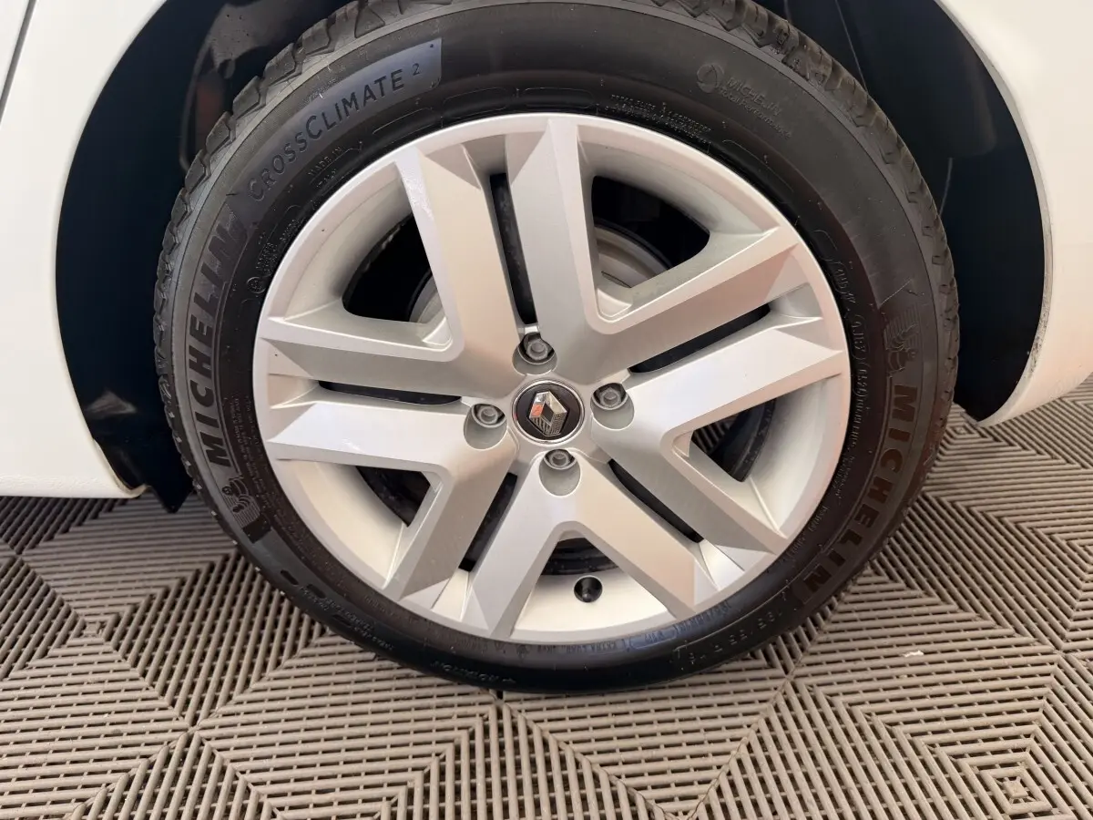 Gros plan sur la roue avant droite blanche d'une Renault Clio Business E-Tech hybride 2022 avec jante alliage et pneu Michelin.