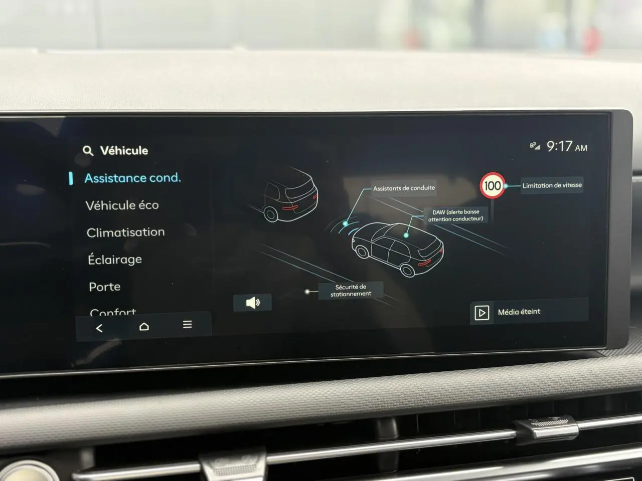 Écran tactile intérieur du Hyundai Tucson 2026 montrant les options d'assistance à la conduite et limitation de vitesse.