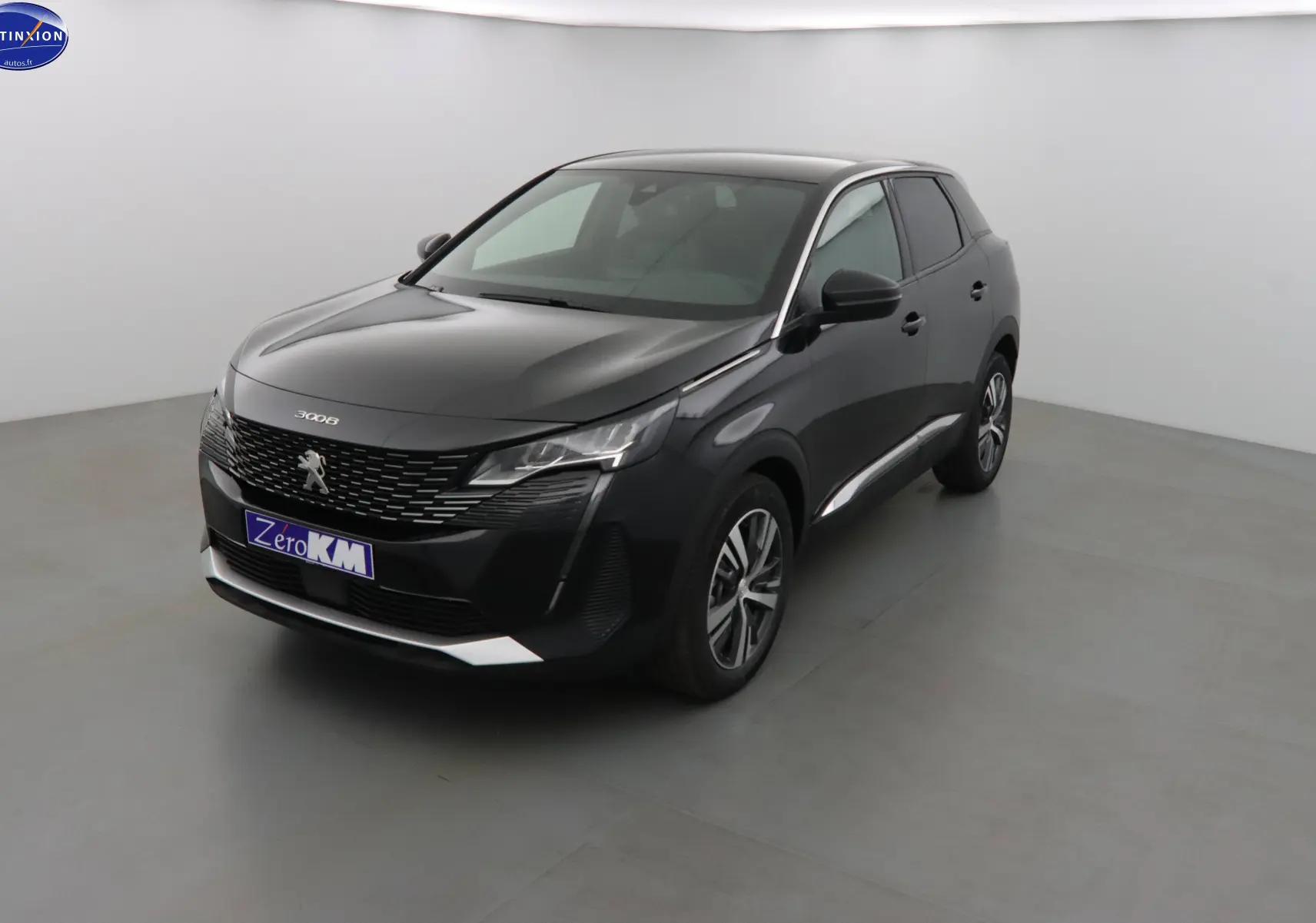 Peugeot 3008 noir métal en 3/4 avant droit, mettant en valeur sa calandre distinctive et ses lignes modernes.