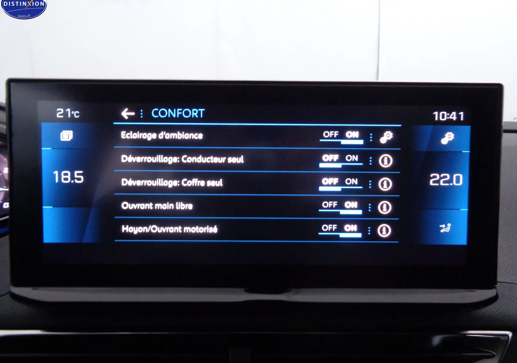 Écran tactile central du Peugeot 3008 noir métal 2023 affichant les réglages de confort et climatisation à 10h41.